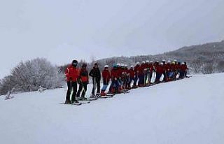 Vali geleceğin kayakçılarıyla pistte buluştu