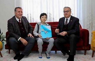 Vali Su, evde eğitim gören öğrenciye karnesini...