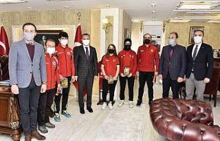 Vali Taşbilek başarılı sporcuları ödüllendirdi