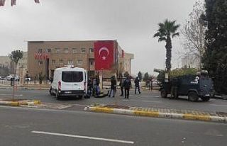 Valilik önüne bırakılan çanta ekipleri alarma...