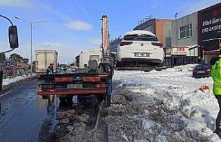 Valilik talimatının ardından yol kenarındaki araçlar...