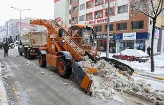 Van Büyükşehir Belediyesi 120 bin ton kar taşıdı