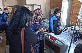 Van polisinden hasta çocuklara moral ziyareti