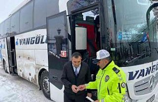 Van polisinden sürücü ve yolculara bilgilendirme