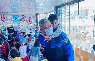 Van polisinin öğrencilere yönelik bilgilendirme...
