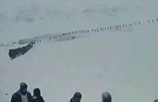 Van Valiliğinden karda tek sıra yürüyen kişilerle...