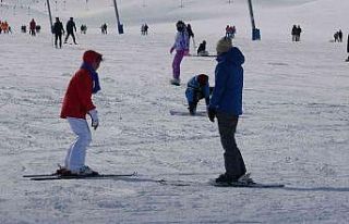 Van’da ilk kez kayakla tanışan çocuklar eğlenceli...
