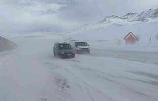 Van’da kar yağışı ve tipi Kurubaş Geçidi’nde...