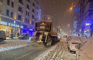 Van’da yoğun kar yağışı ekipleri alarma geçirdi