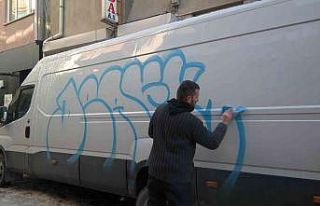 Vandallar boyadı, temizliği ona kaldı