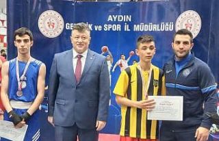 Vanlı boksörler madalyalarla döndü