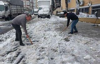 Vatandaşlardan kapı önlerinde ’kar’ temizliği