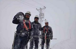 VEDAŞ ekiplerinin zorlu mücadelesi