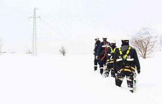 VEDAŞ’ın kar timi zorlu coğrafyada arızaları...