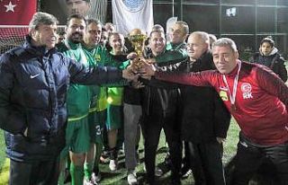 Veteranlar Naftalin Ligi Kurtuluş Kupasında kupalar...