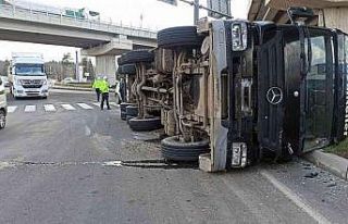 Vinç yüklü kamyon yola devrildi: 1 yaralı
