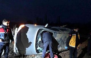 Viraja hızlı giren otomobil takla attı: 3 yaralı