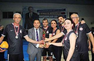 Voleybol turnuvasında Adana Çocuk Evleri Sitesi...