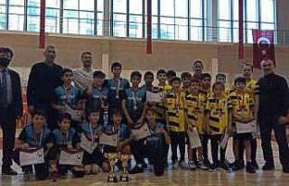 Voleybolda şampiyon Bahaettin Güçlü Orta Okulu...