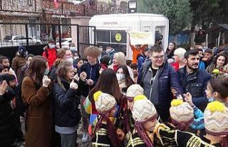 Yabancı öğrenciler halay çekti çifte telli oynadı