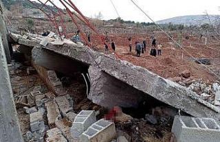 Yağış sonrası ahır çöktü: 5 büyükbaş hayvan...