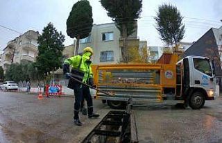 Yağışlara karşı menfez ve ızgaralar temizleniyor