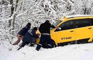 Yalova’da kar sebebiyle araçlar yoldan çıktı