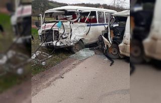 Yalova’da yolcu minibüsü ve panelvan çarpıştı:...