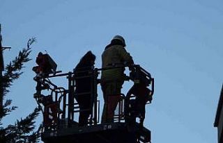 Yangın nedeniyle balkonda mahsur kalan genç kız...