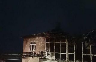 Yangına giden itfaiye aracı kardan dolayı yolda...