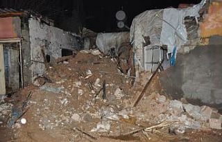 Yangında ev çöktü: 1 ağır yaralı