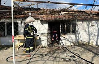 Yangında mahsur kalan iki kişiyi itfaiye kurtardı