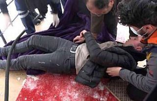 Yangında zehirlenen genci komşuları kurtardı