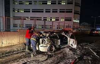 Yangını fark edip otomobilden inen 4 kişilik aile...