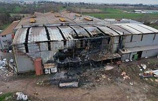 Yangının çıktığı plastik fabrikasındaki ağır...