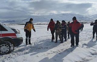 Yaptıkları strafor botla barajda buzlar arasında...