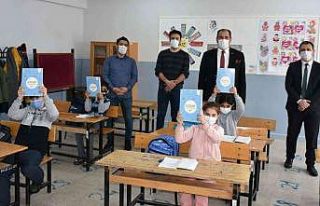 Yardımcı kaynak kitaplar öğrencilere ulaştırıldı