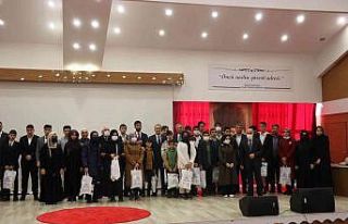 Yarışmada dereceye giren imam hatiplilere ödül...