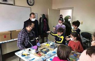 Yaşar Çakmak, çocuklarla eğlence atölyesinde...