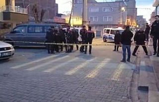 Yaşlıların bıçaklı kavgasında 1’i boğazdan...