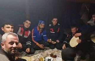 Yaylada mahsur kolan çoban ve hayvanlarını ekipler...