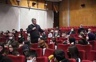 Yazar Recep Yiğit Efe, öğrencilerle bir araya geldi
