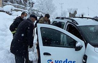 YEDAŞ ekipleri, karla kaplı yolda acil hasta için...