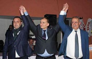 Yeni başkanı omuzlarına alarak kutladılar