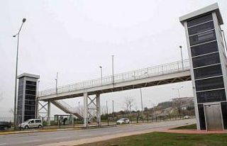 Yeni üst geçitle duraklara ulaşım kolaylaştı