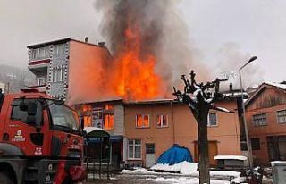 Yenice’deki yangında 3 ev ve 1 iş yeri alevlere...