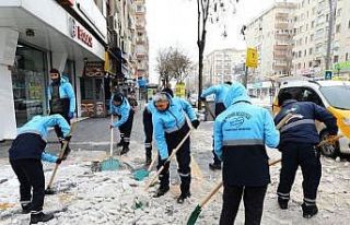 Yenişehir Belediyesi kaldırımları buzdan temizliyor