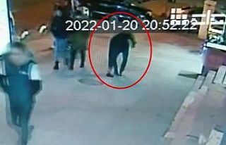 Yere düşürülen para dolu poşeti ayağıyla iterek...