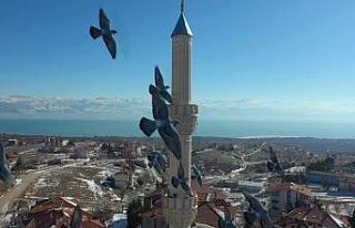 Yıldırım düşmesi sonucu yanan caminin minaresi...