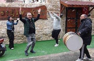 Yıllar sonra kar yağdı, vatandaş davul eşliğinde...